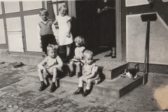 Kinder auf der Treppe vor ...