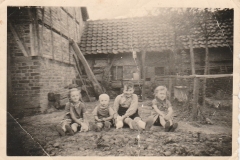 Kinder vor dem Saal von Diekmanns