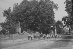 1929-am-Denkmal-mit-Schule-Schulschluss-Sommer