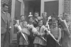 Einschulung-1959_ Lehrer: Herr Mioske vorne in der Mitte Marita Semmler(geb. Nikolaus), hinten links Manfred Morgonski