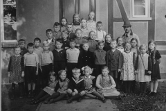 Schule-1937_ Lehrer: Schulz. hintere REihe v.Links: Trudel Morgonski, geb Thiele; Elfriede Weimann, geb. Kusche; Vor dem Lehrer: Annelore Schulz (Tochter des Lehrers); Ursula Thiele; stehend Mitte: Fritz Diekmann, vorne stehend 2. v. rechts Elisabeth Diekmann